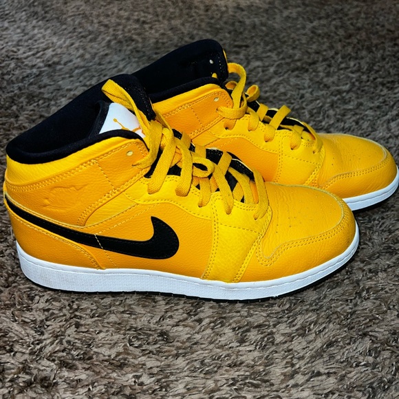 6.5Y/Women’s 8 Jordan 1’s - Picture 1 of 4